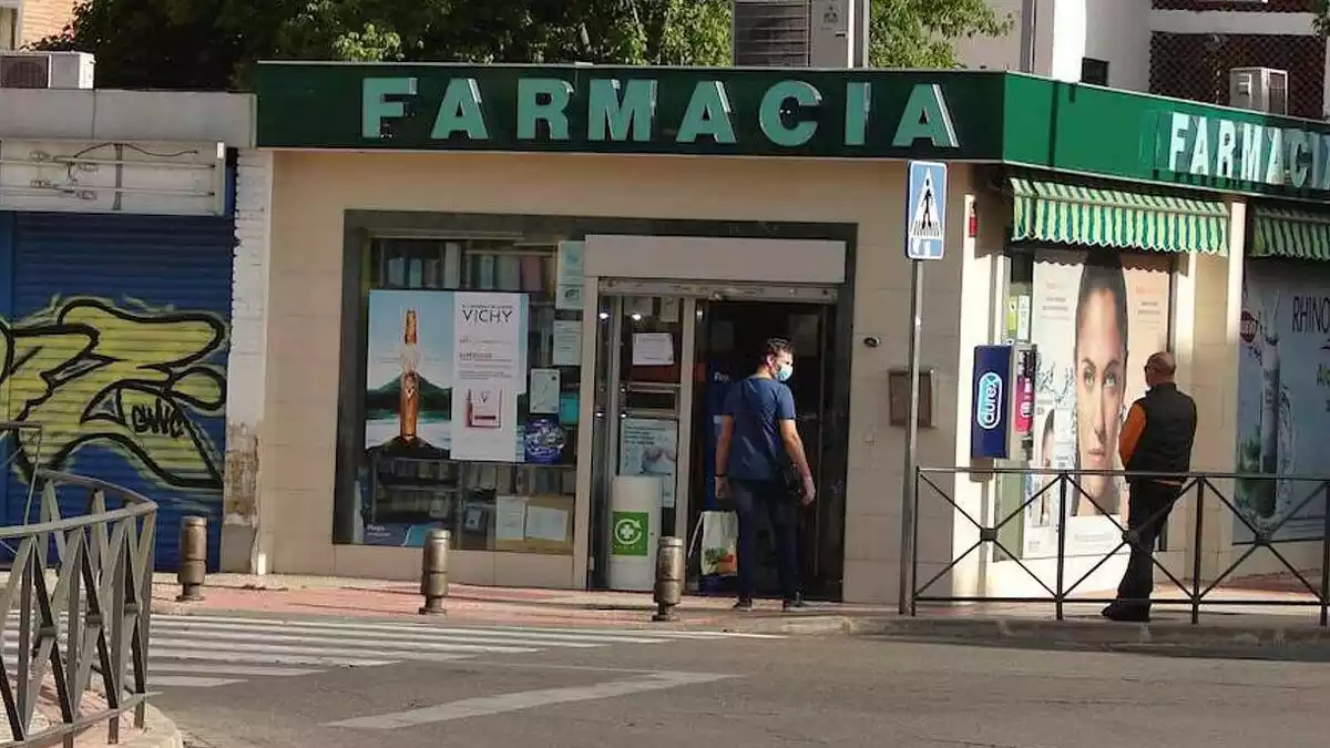 Imagen exterior de una de las farmacias de Tomás Mijimolle y Mari Carmen Cuadrado en el barrio de San Nicasio en Leganés