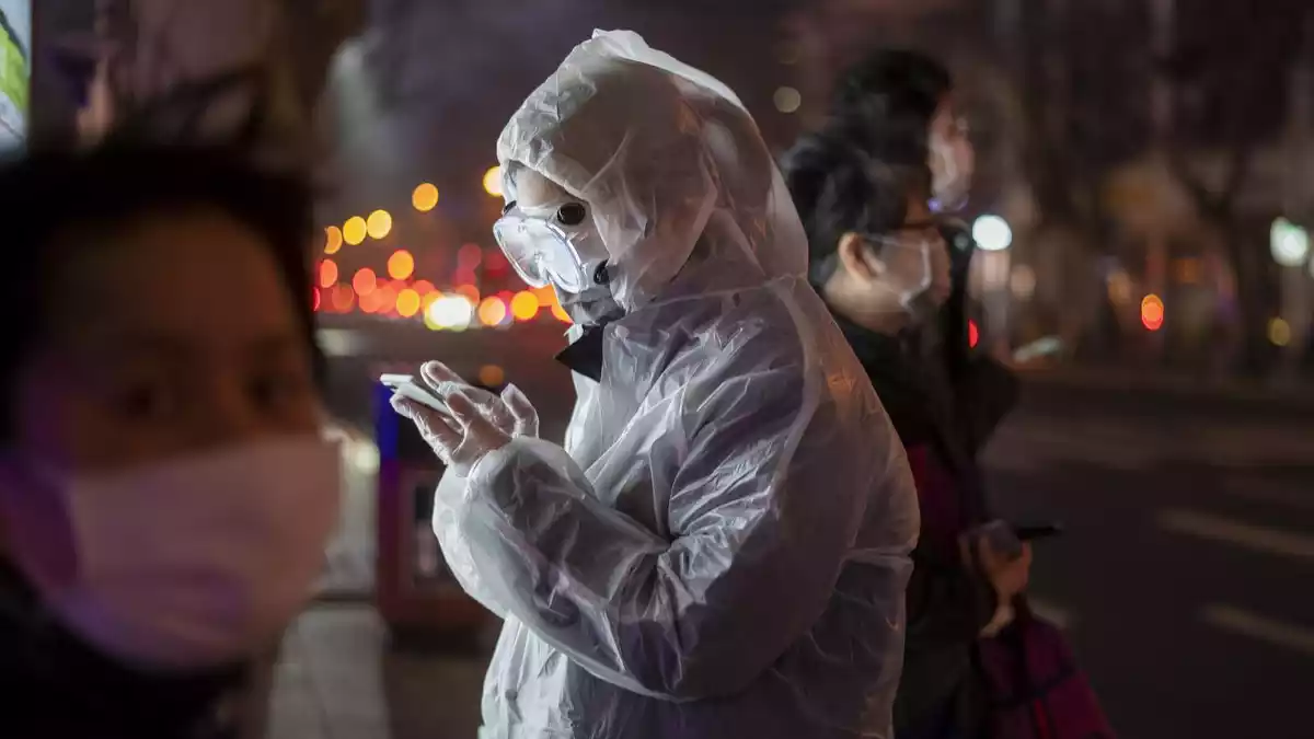 Una dona amb roba de protecció contra el coronavirus a Xangai el 26 de febrer de 2020