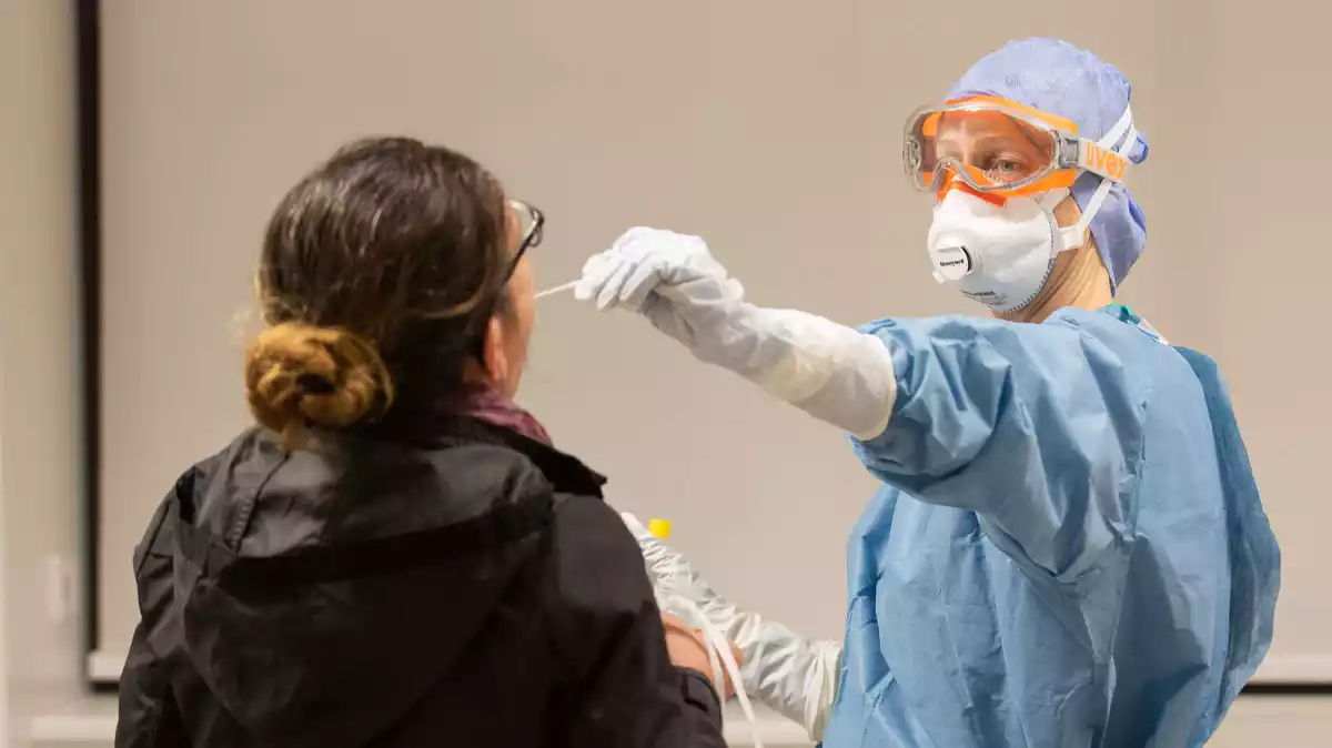 Un professional sanitari fent un test a una persona