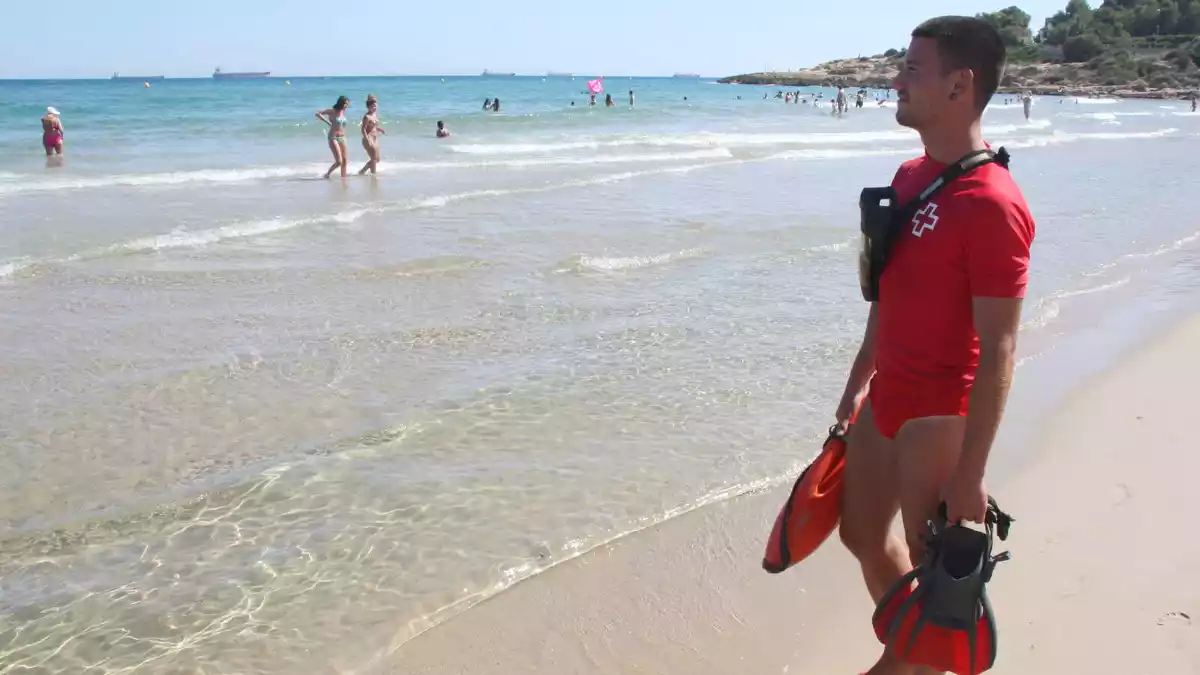 Pla sencer d'un socorrista de la Creu Roja, vigilant la platja de l'Arrabassada de Tarragona.