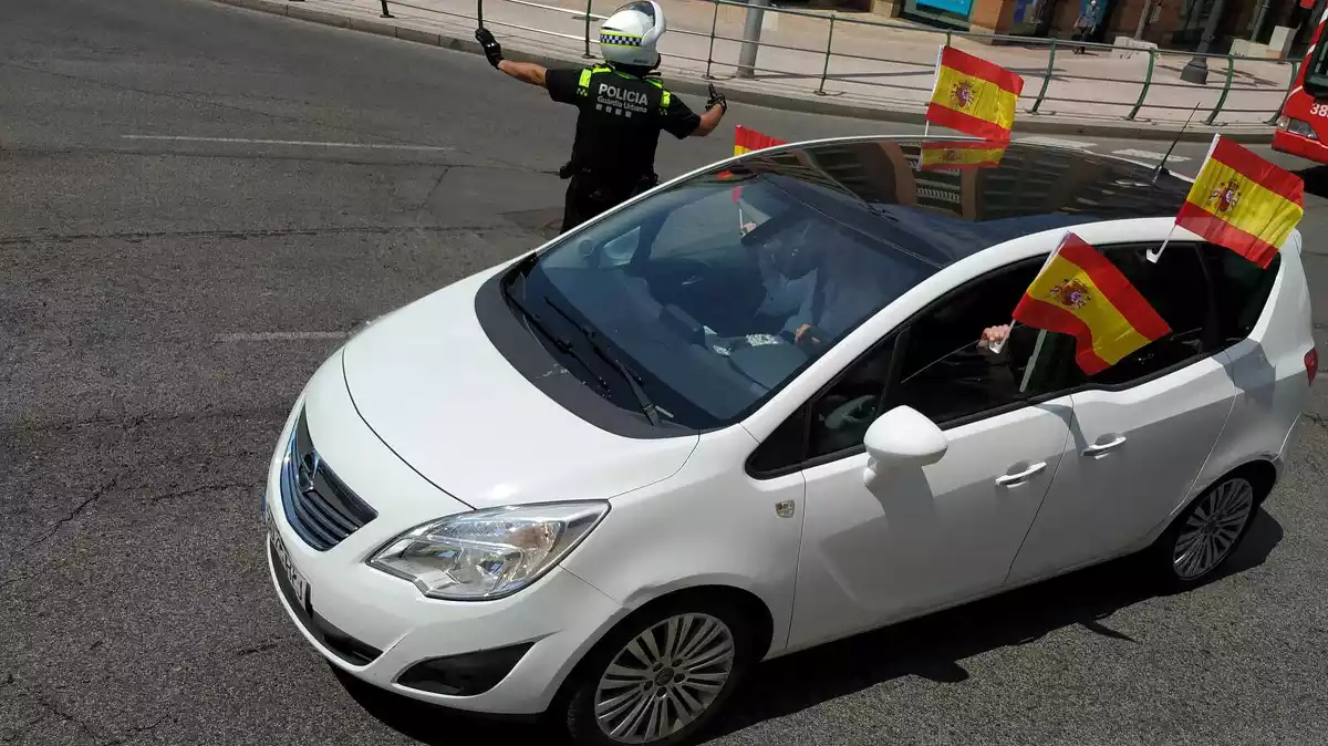 Un vehicle amb la bandera española durant la manifestació convocada per Vox el 23 de maig de 2020