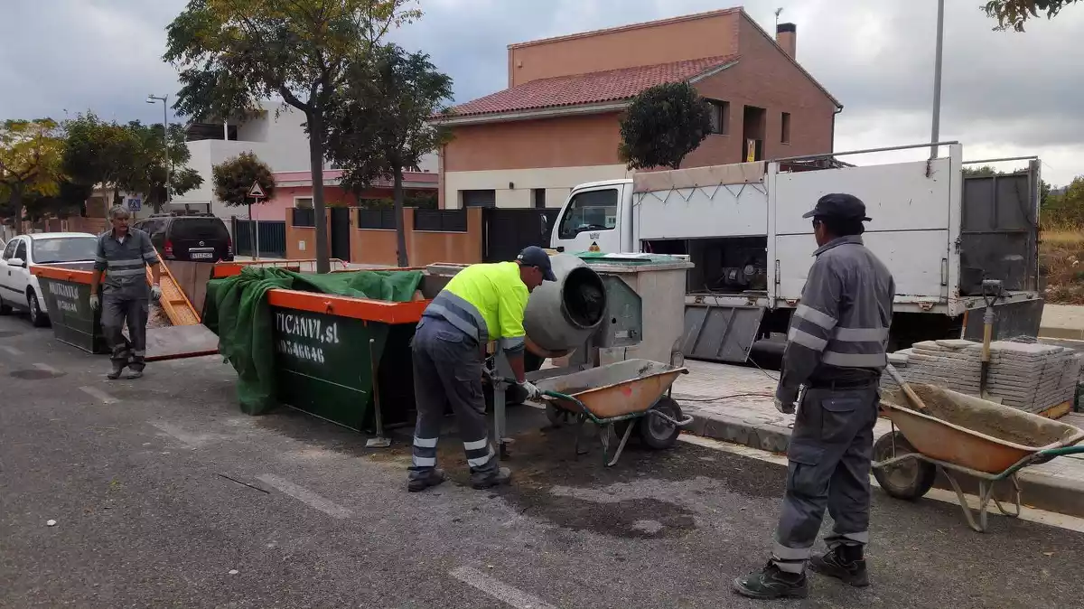 Imatge d'arxiu de treballadors adcrits al Pla d'Ocupació Municipal de Vandellòs i l'Hospitalet de l'Infant