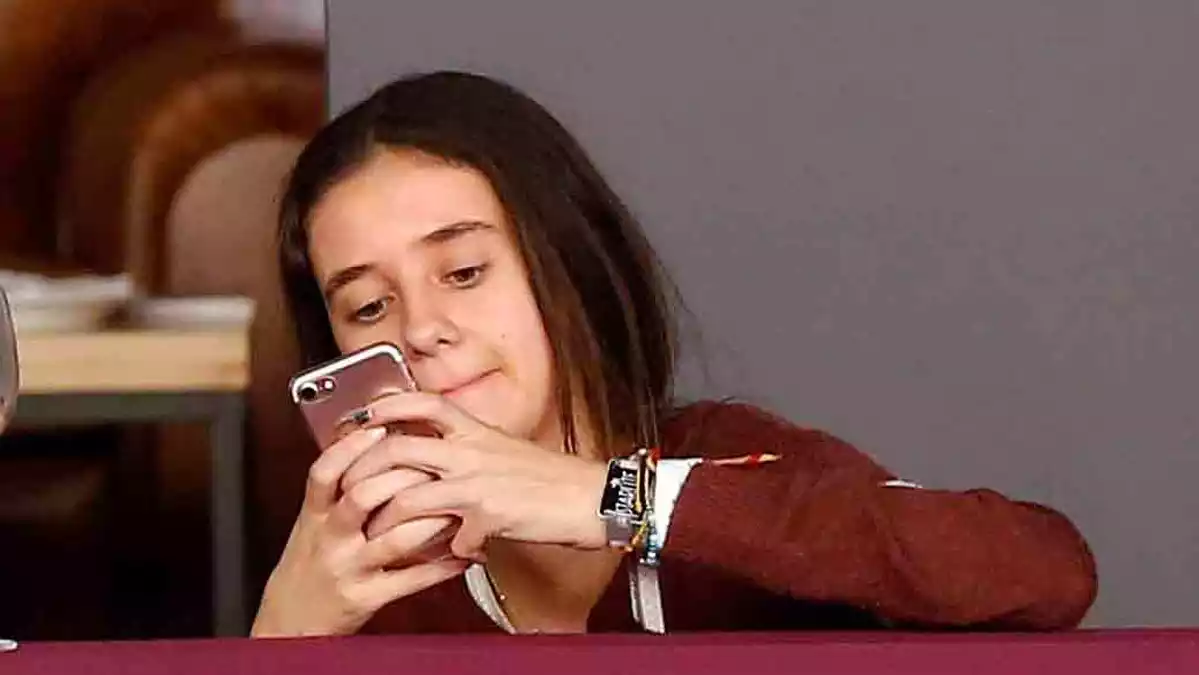 Victoria Federica de Marichalar con un móbil en sus manos