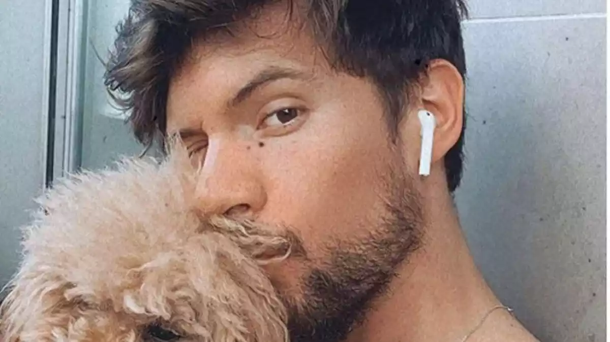 Carlos Right, concursant d'Operación Triunfo 2018 i el seu gos, en una imatge compartida al seu Instagram