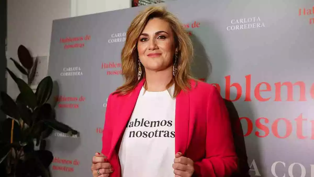Carlota Corredera muestra su camiseta promocional durante una presentación