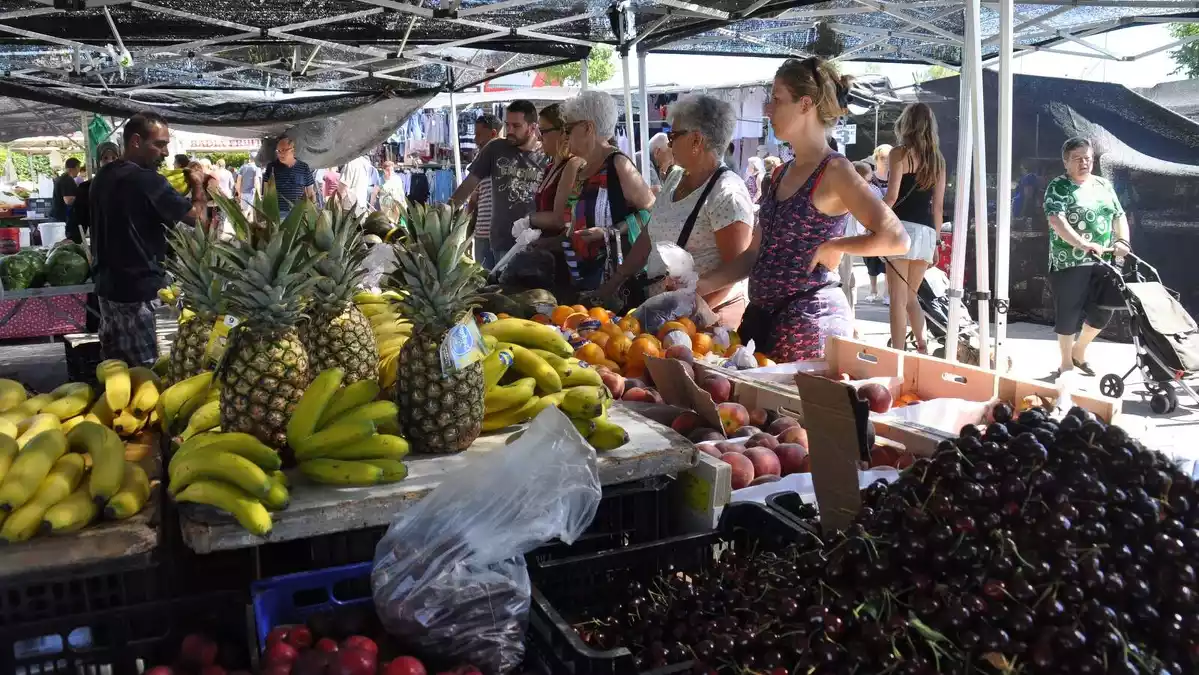 Una parada d'alimentació del mercat setmanal de Torredembarra a l'aparcament Mañé i Flaquer