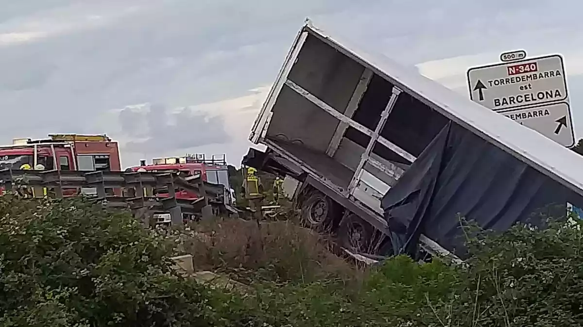 El camió accidentat a l'N-340 a Torredembarra