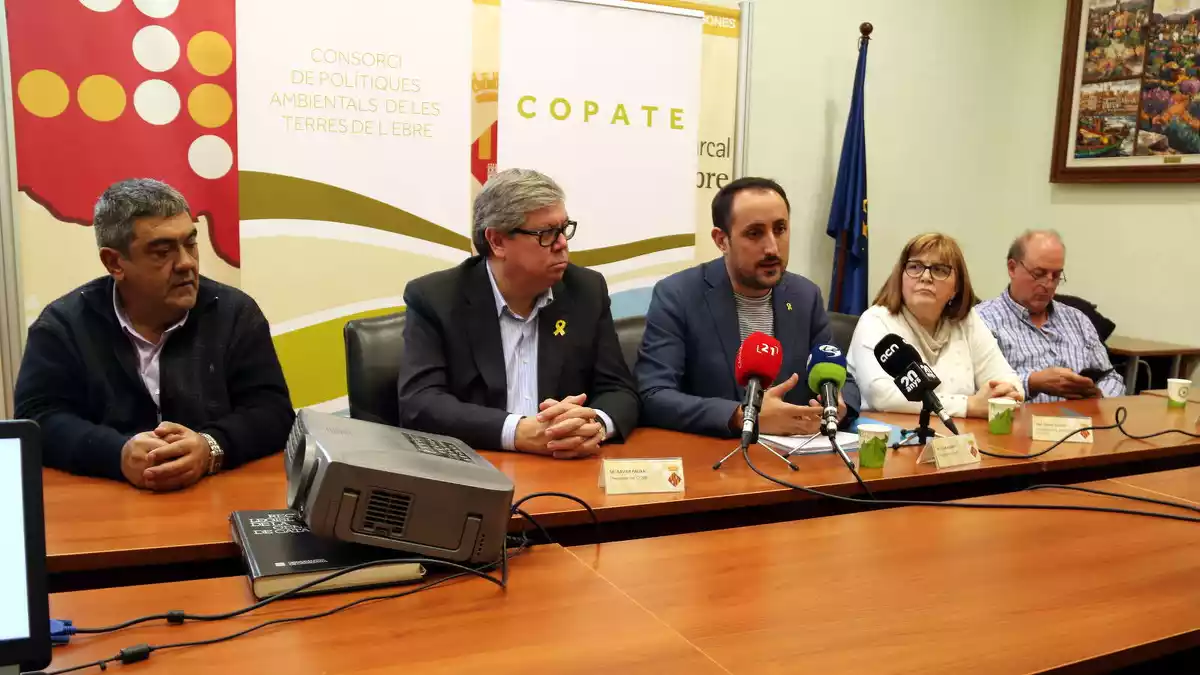 Pla general dels responsables del COPATE i el Consell Comarcal del Baix Ebre en la presentació del balanç de la campanya contra el mosquit al delta
