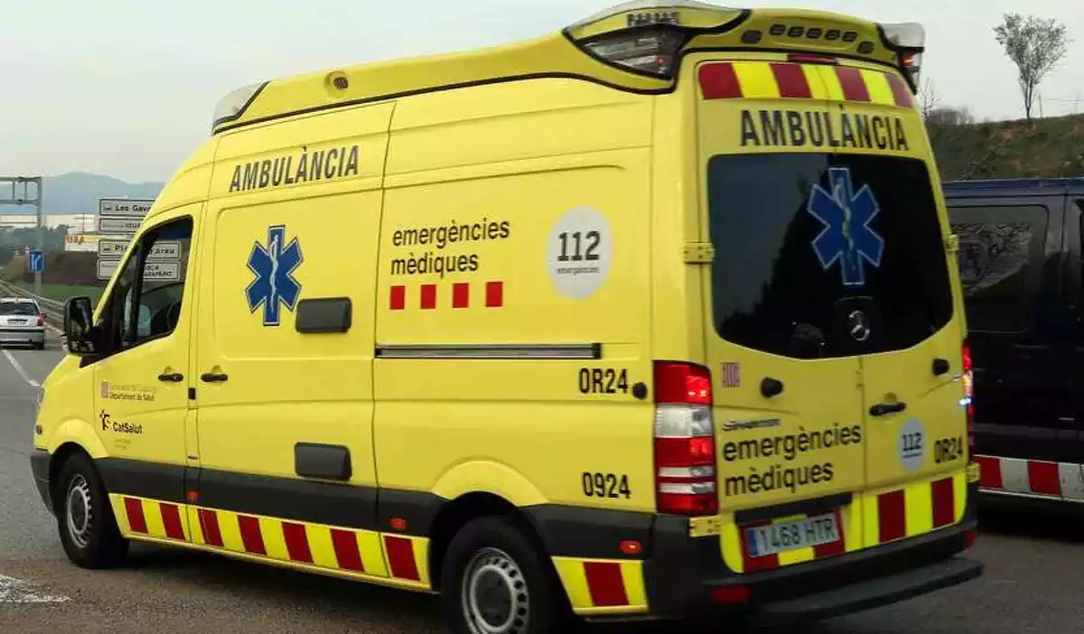 Control d'accés a Igualada amb una ambulància entrant a la zona el 13 de març del 2020