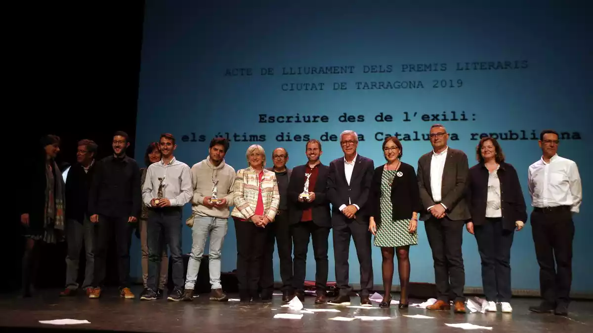 Pla general de l'escenari del Teatre Metropol amb els tres guardonats als Premis Literaris Ciutat de Tarragona 2019