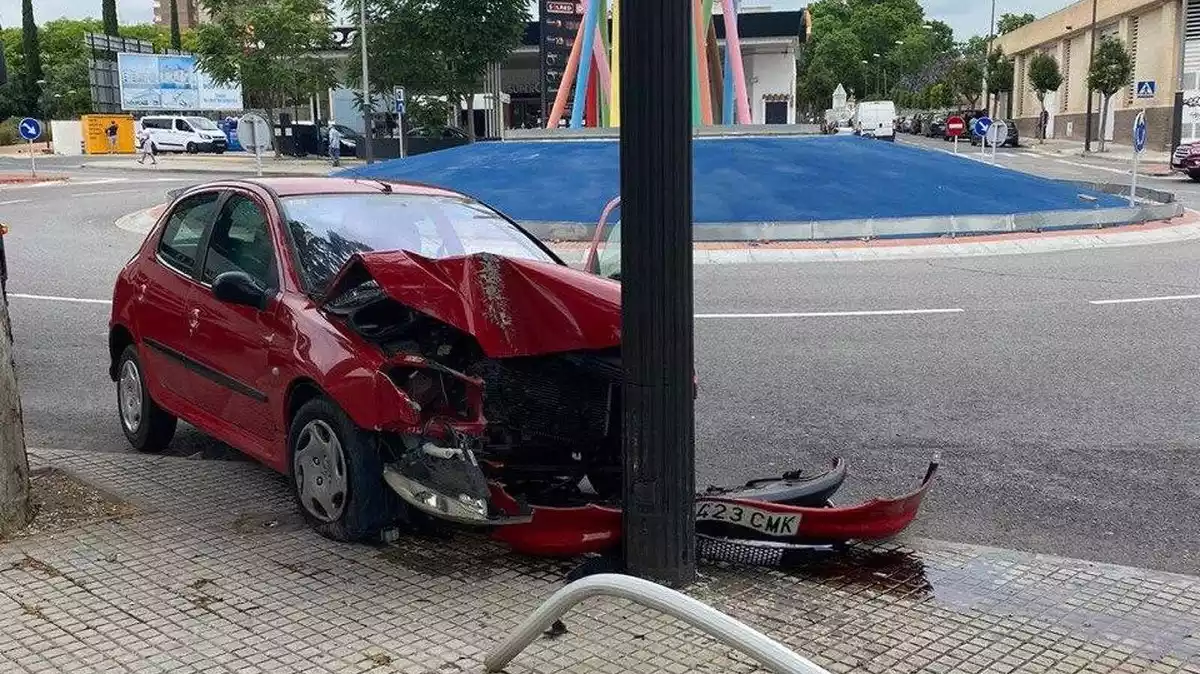 Un vehicle s'ha encastat a una rotonda de l'avinguda de Sant Bernat Calbó de Reus el dimarts, 2 de juny de 2020
