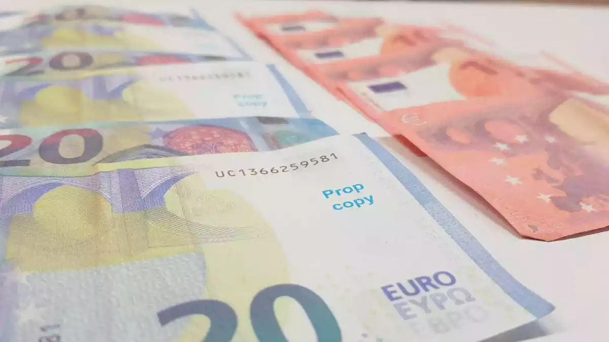 Bitllets de 20 i 10 euros falsificats i decomissats pels Mossos d'Esquadra
