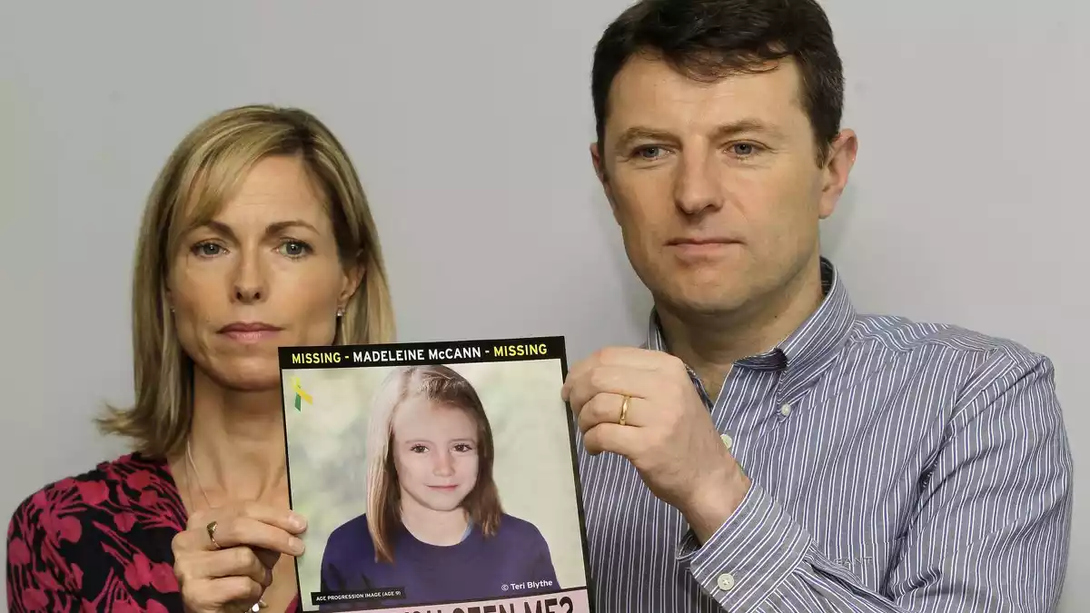 Kate i Gerry McCann, pares de Madeleine, amb una cartell de desaparició l'any 2012