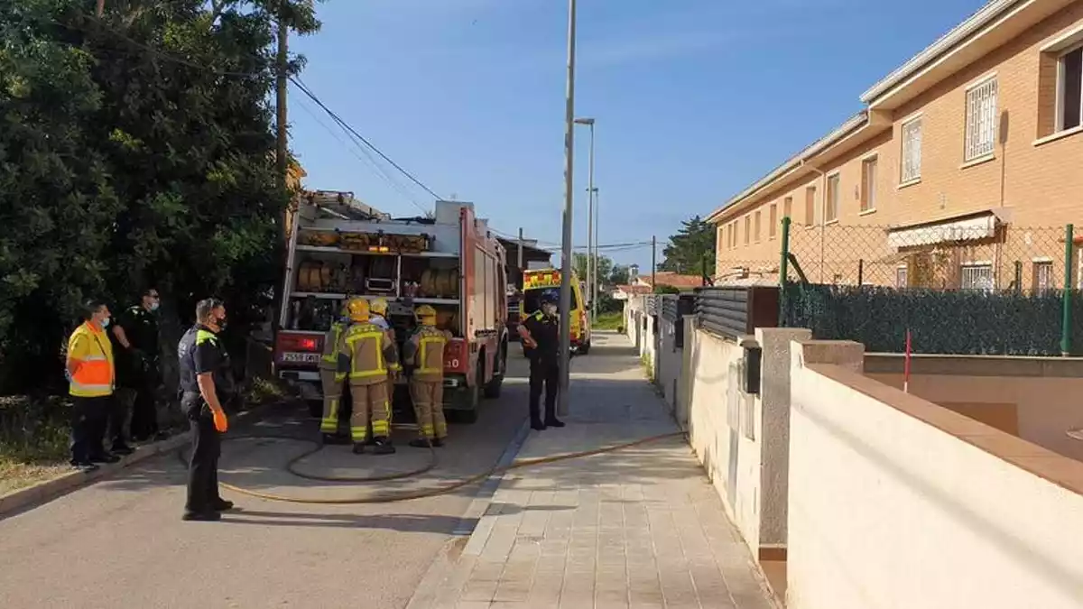 Els Bombers, l'ambulància i la Policia Local de Torredembarra al barri Clarà del municipi del Baix Gaià