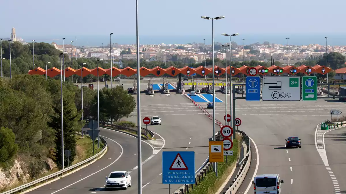 Gran pla general del peatge troncal de la C-32 a Cubelles, amb el municipi al fons