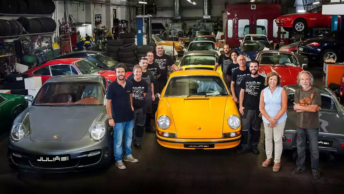 Imatge de l'equip de Julià 911 amb diversos cotxes Porsche, a les seves instal·lacions del carrer Provença.