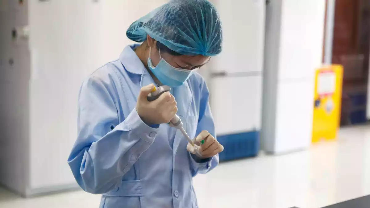 Un empleat en un laboratori de Beijing, a la Xina, el 14 de maig de 2020