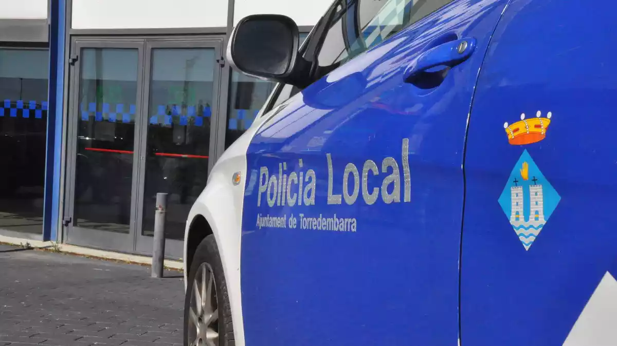 Pla detall d'un cotxe de la Policia Local de Torredembarra