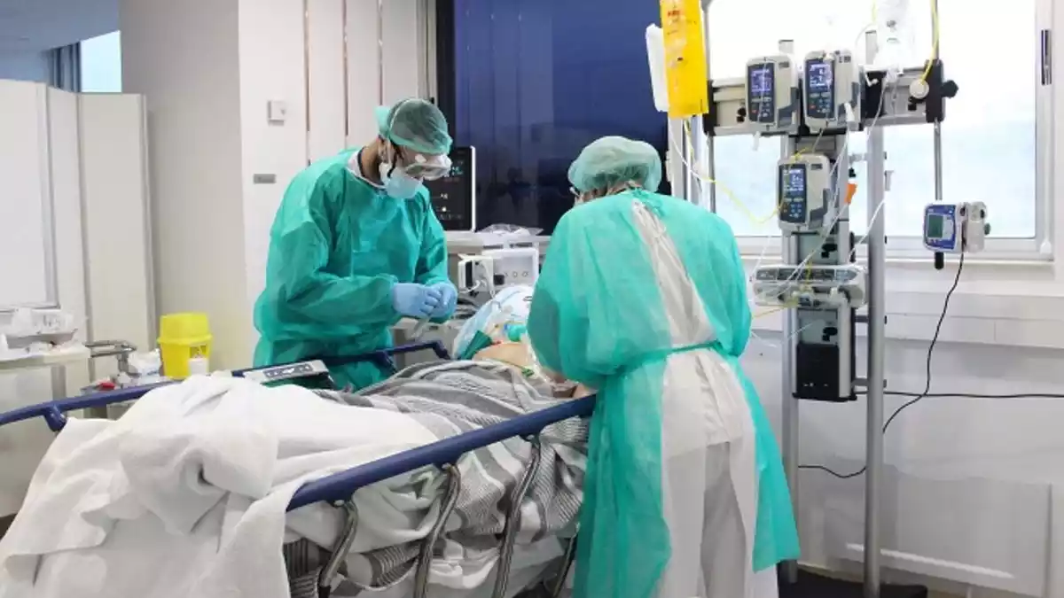 Dos metges atenent un pacient de coronavirus a l'hospital trueta, 18/04/2020