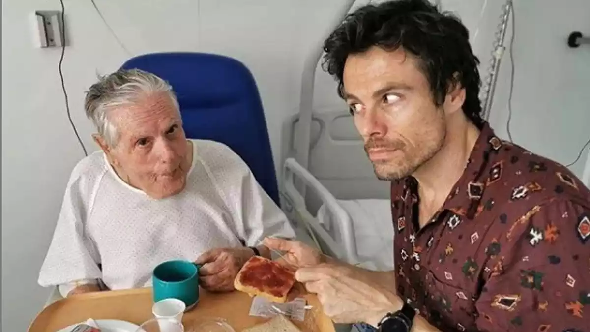 L'actor Octavi Pujades amb el seu pare ingressat a l'hospital, en una imatge compartida al seu Instagram el 3 de juny de 2020