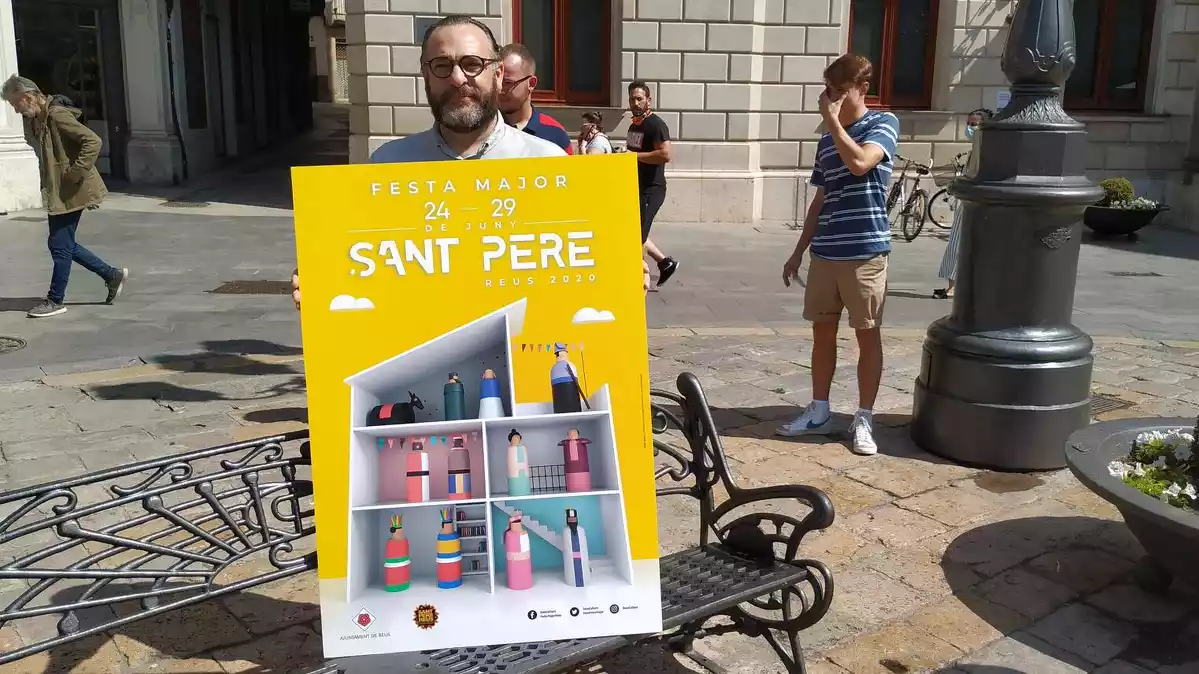 El regidor de Cultura, Daniel Recasens, mostrant el cartell de la Festa Major de Sant Pere 2020