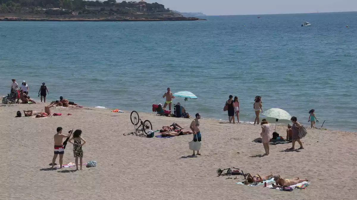 Pla obert dels usuaris de la platja del Miracle de Tarragona