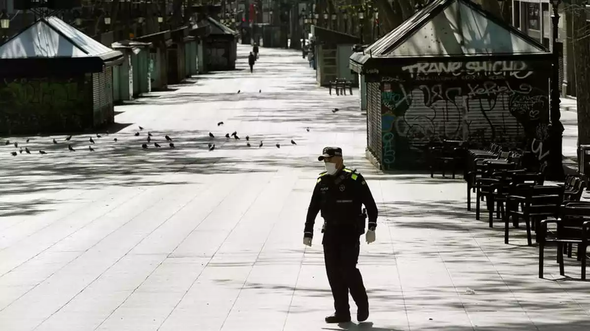 Imatge de la Rambla de Barcelona buida en ple confinament