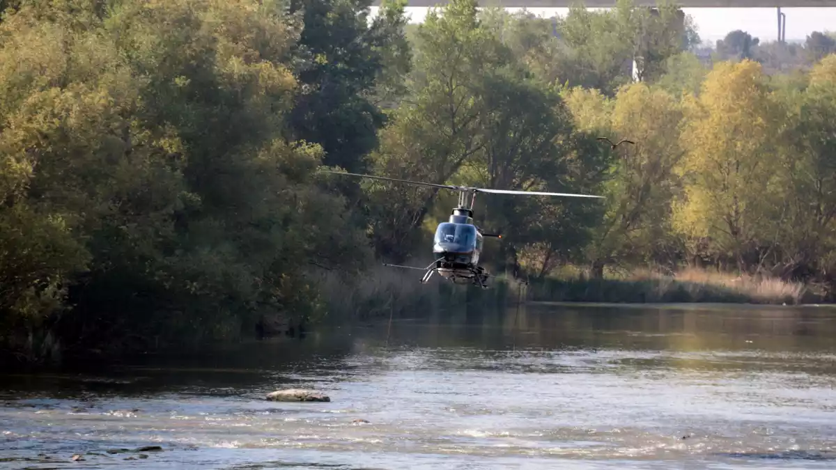 L'helicòpter del COPATE sobre el riu Segre