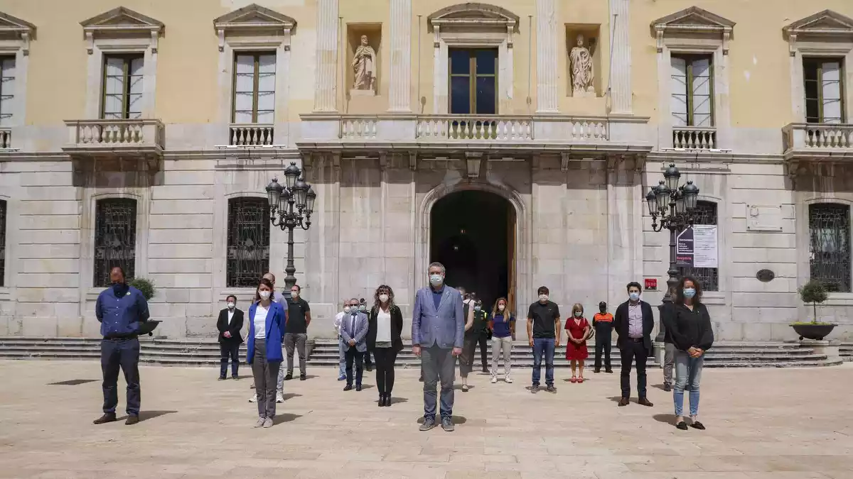 L'alcalde i els consellers de l'Ajuntament de Tarragona davant de l'edifici del consistori fent un minut de silenci per les víctimes del coronavirus