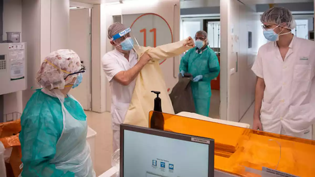 Personal sanitari atenent malalts de coronavirus a l'Hospital Clínic de Barcelona, el 16 d'abril del 2020