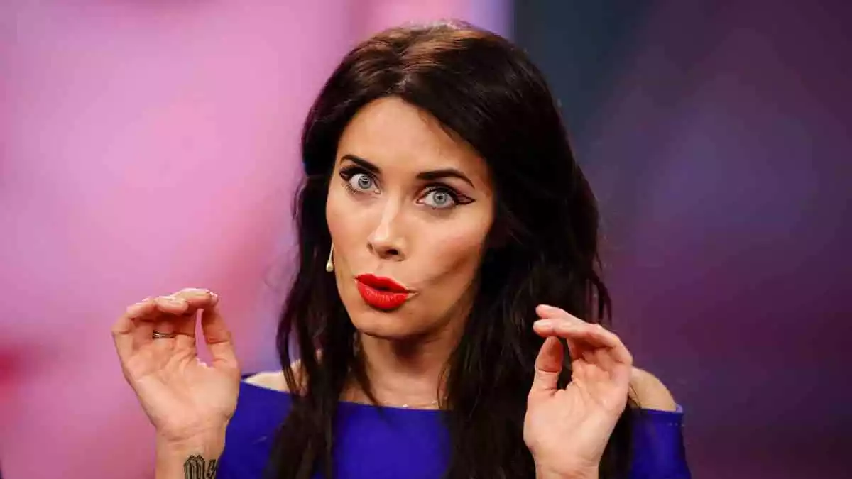 Pilar Rubio muestra sus manos durante un programa televisivo