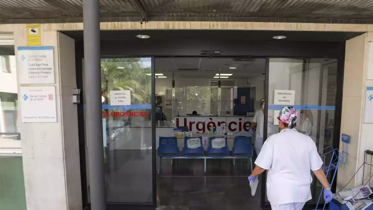 Pla obert d'una professional sanitària entrant a les urgències del CUAP Sant Pere de Reus