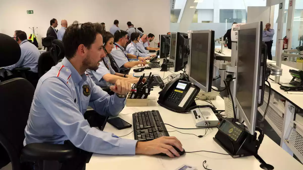 Agents dels Mossos d'Esquadra treballant en la gestió d'incidents de Ponent i Pirineu Occidental a la sala de comandament del 112 de Reus