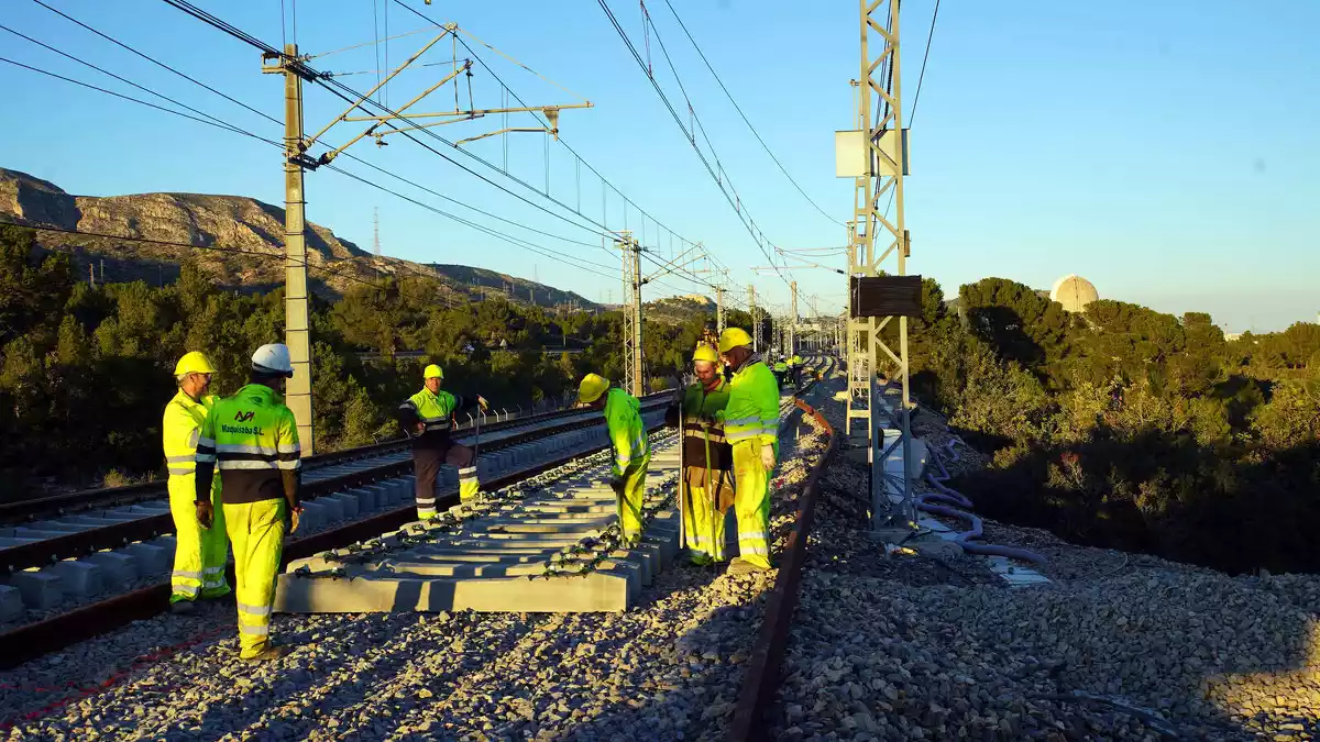 Operaris d'Adif acabant d'enllestir la connexió de la variant de Vandellòs al corredor mediterrani, els dies 11 i 12 de gener del 2020