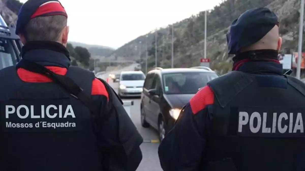 Un control policial per part de dos agents dels Mossos d'Esquadra.