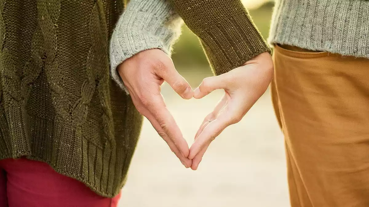 Una parella fent un cor amb les mans