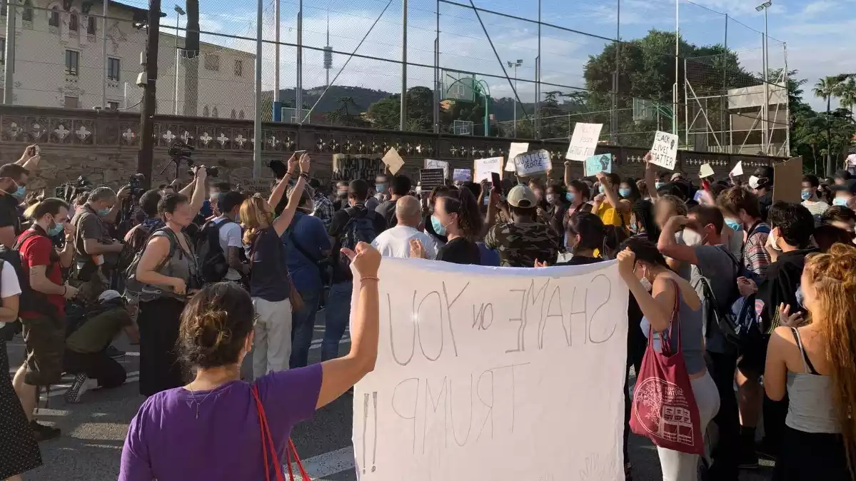 Imatge de la protesta davant el consolat dels Estats Units a Barcelona